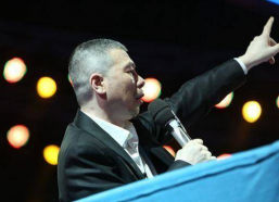 冯小刚很有背景吗,背景深厚，影视界翘楚